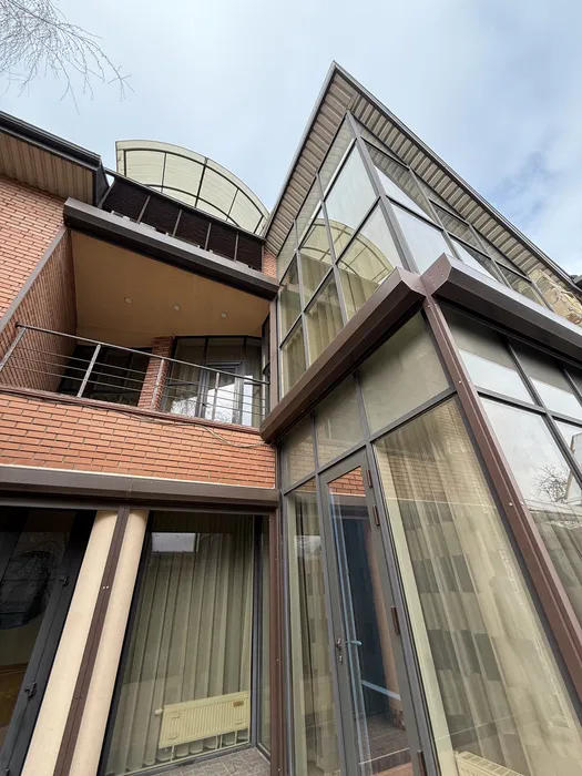 Приватний будинок з басейном, 3 поверхи, 472 м²