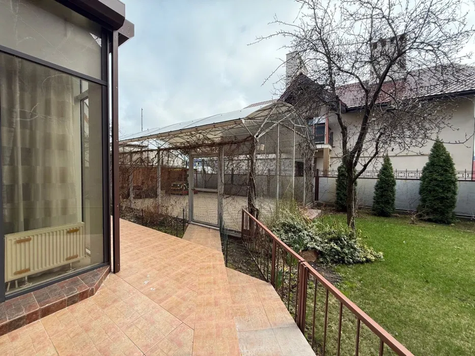 Приватний будинок з басейном, 3 поверхи, 472 м² — 12