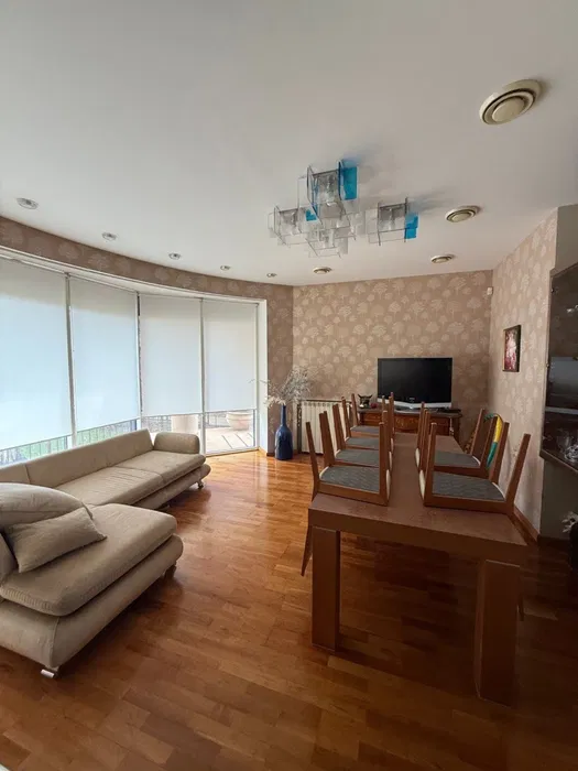 Приватний будинок з басейном, 3 поверхи, 472 м² — 2