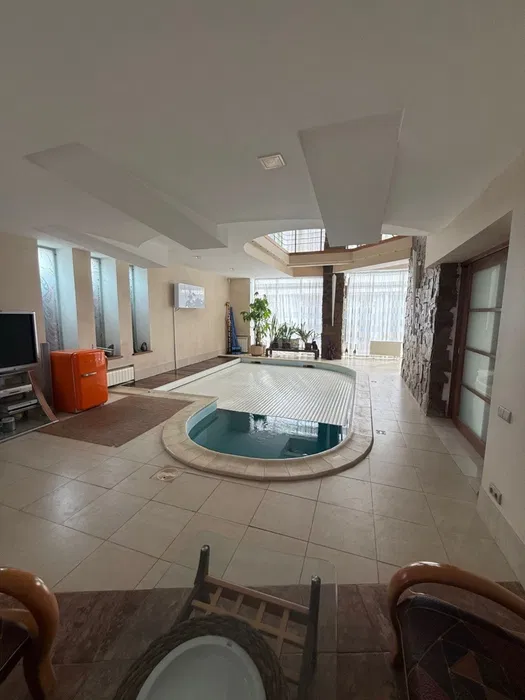 Приватний будинок з басейном, 3 поверхи, 472 м² — 3