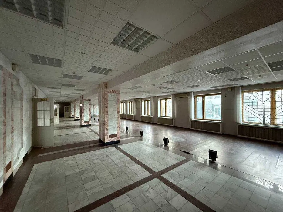 Приміщення 424 м² в центрі під банк, депозитарій, фінустанову — 2